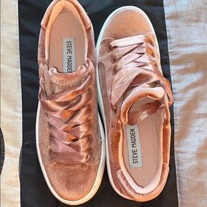 Steve Madden “Bertie V” pink suede sneakers